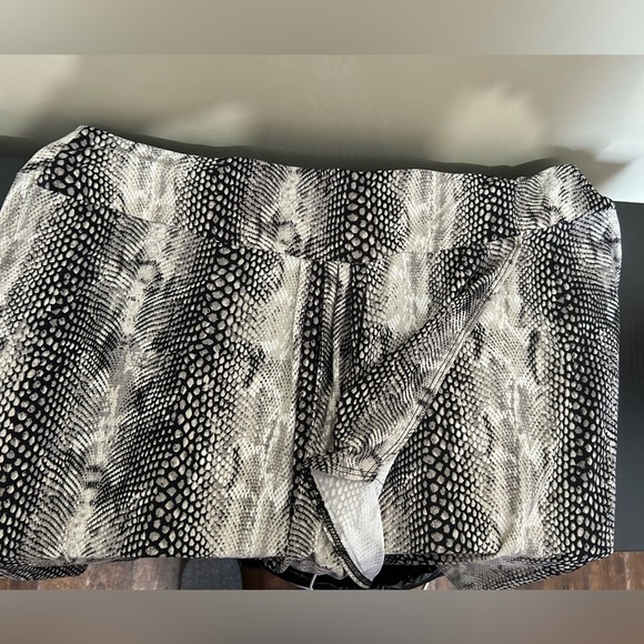 XL - Tabi Snakeskin Skirt - Picture 4 of 4